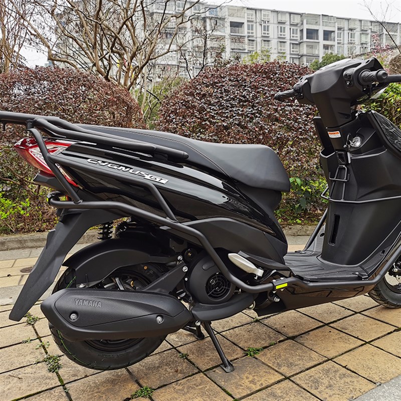 适用山叶新款赛鹰M125-w2 C前後包围保险杆後货架踏板机车