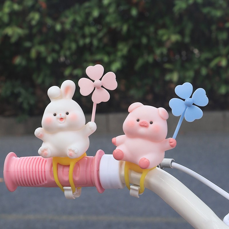 小猪电动车装饰小配挂件儿童自行车小配件可爱平衡车头盔车载风车