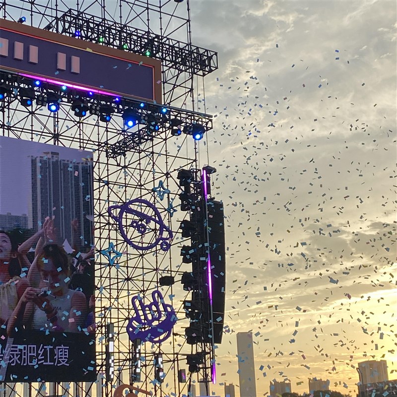 音乐节氛围道具手拧礼花手抛彩带阻燃彩纸花瓣气S氛道具手持喷花