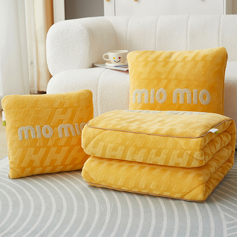 新款米厚保暖折叠抱枕被子两用珊瑚绒办公室午睡冬Z季车用枕头