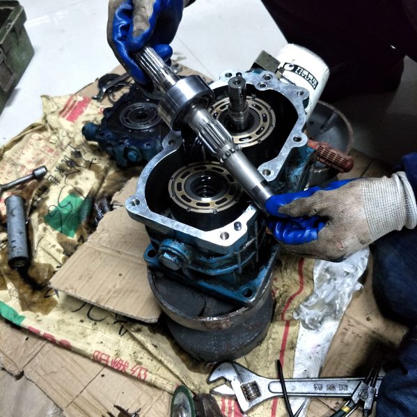 维修更换中航力源HST 无极变速器广联星光丰源谷王碧浪农夫收割机