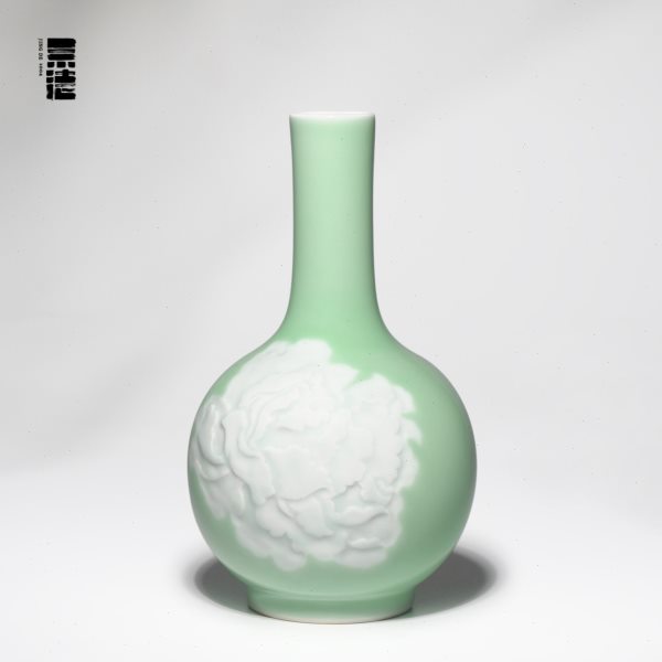 景德1004 青釉剔填白釉全手工划刻牡丹纹胆瓶中式案头瓶花瓶20cm