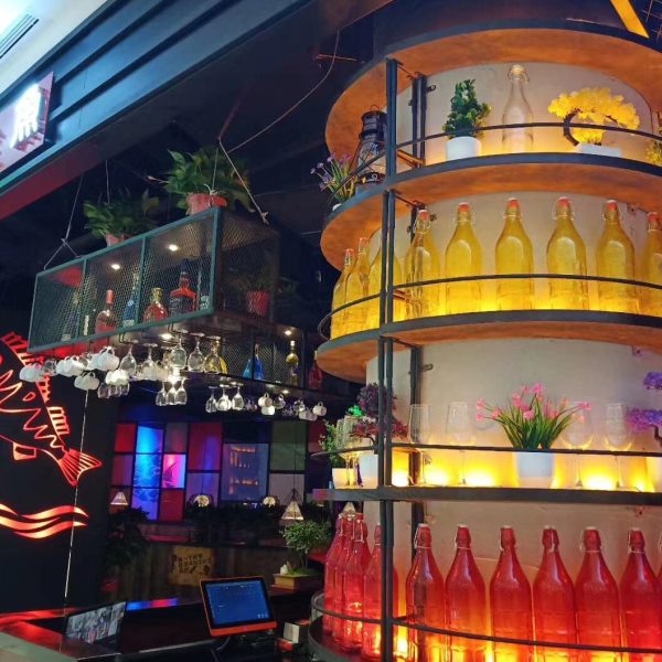 工业风铁艺酒架发光圆形柱子酒吧餐厅装饰超市啤酒展示架红酒柜