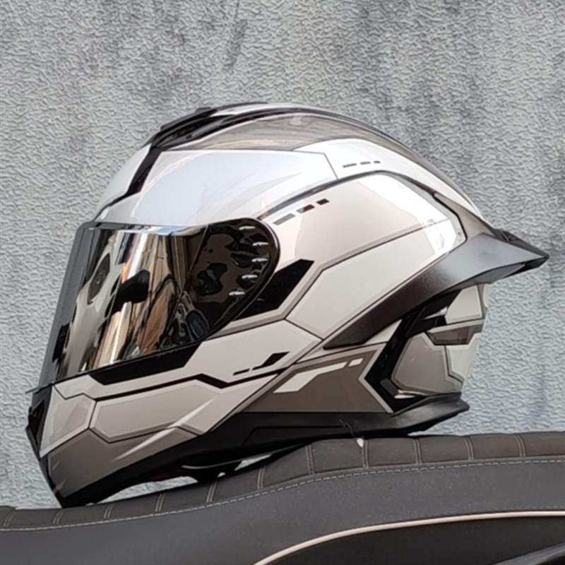 GSB摩托车全盔男女个性四季赛车大尾翼情侣蓝牙跑盔新3C认证头盔