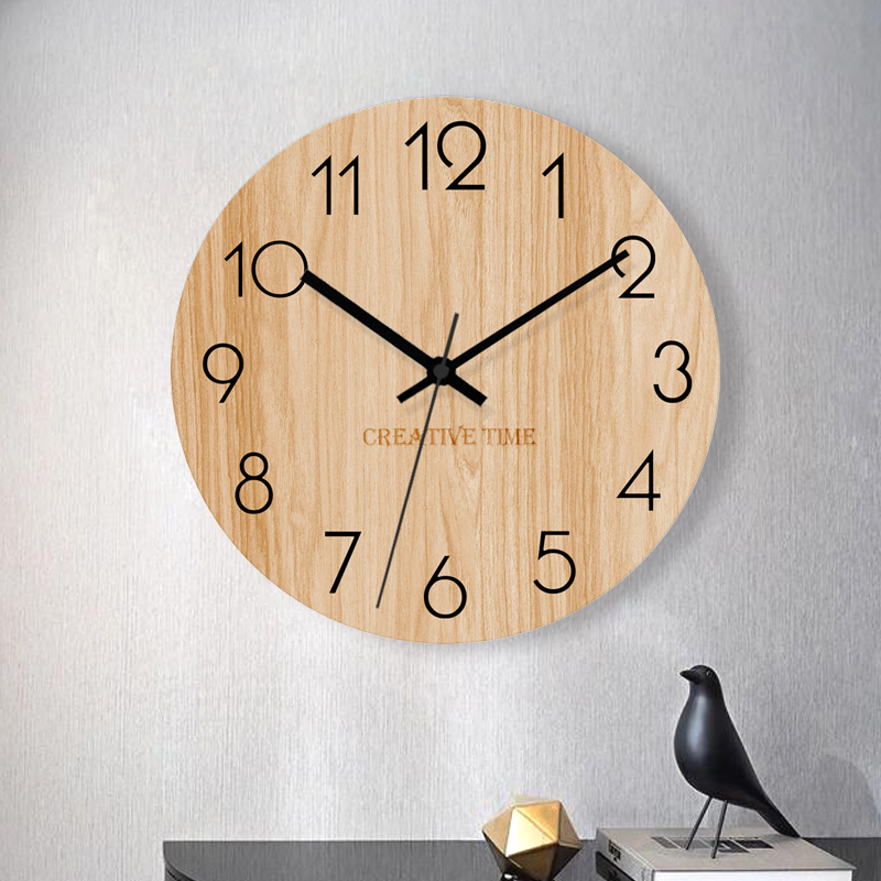 北欧现代时尚木纹静音客厅挂钟网红家用石英创意T简约时钟挂墙钟
