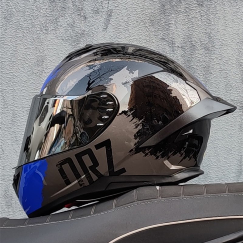 GSB摩托车全盔男女个性四季赛车大尾翼情侣蓝牙跑盔新3C认证头盔