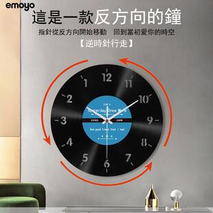 跨进新款反方向的钟黑胶复古挂钟创意装饰挂表倒转反走个性墙钟