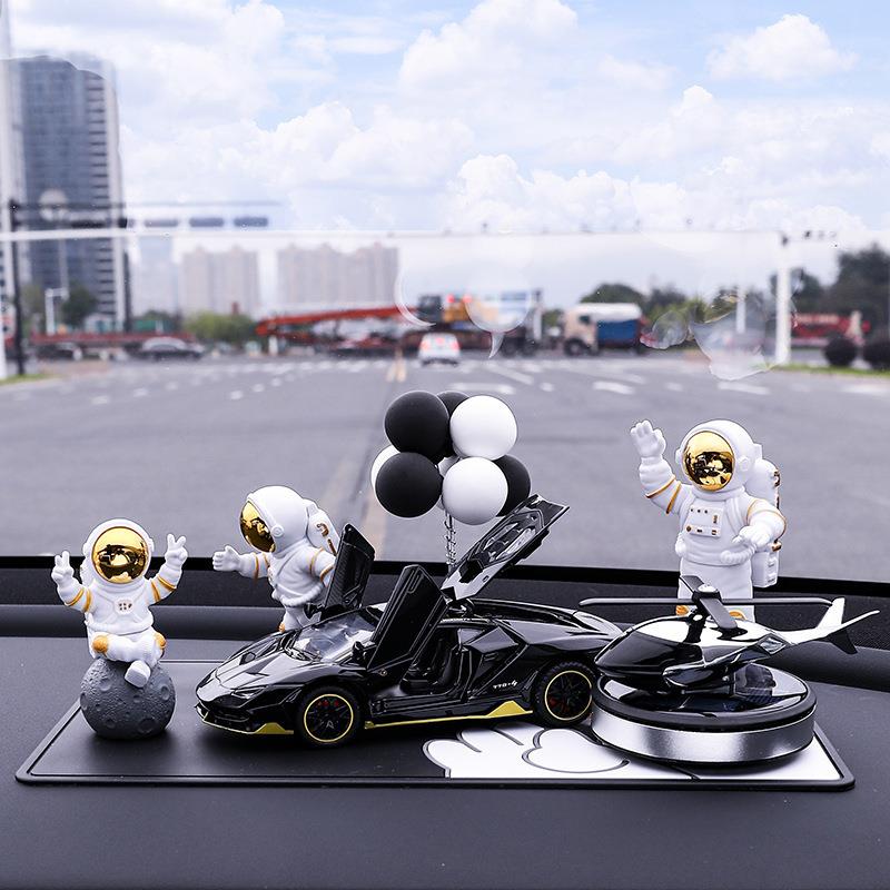 汽车饰品摆件2025新款中控台网红内饰感旋转太阳能轻奢车载合金