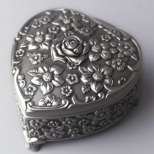 心形浮雕音乐盒爱心金属八音盒创意礼物送男女友生日毕业七夕情人