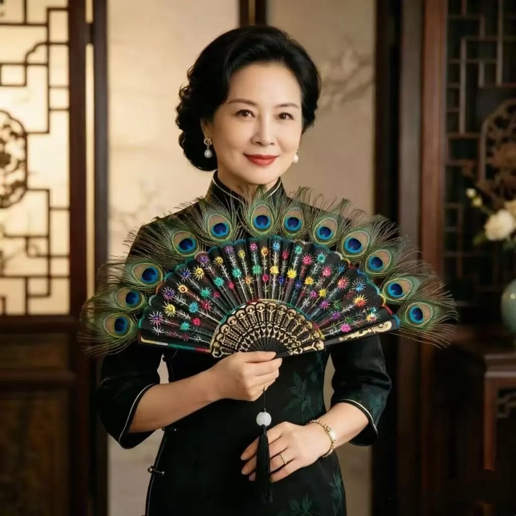 孔雀羽毛折扇刺绣黑杆蝴蝶亮片扇