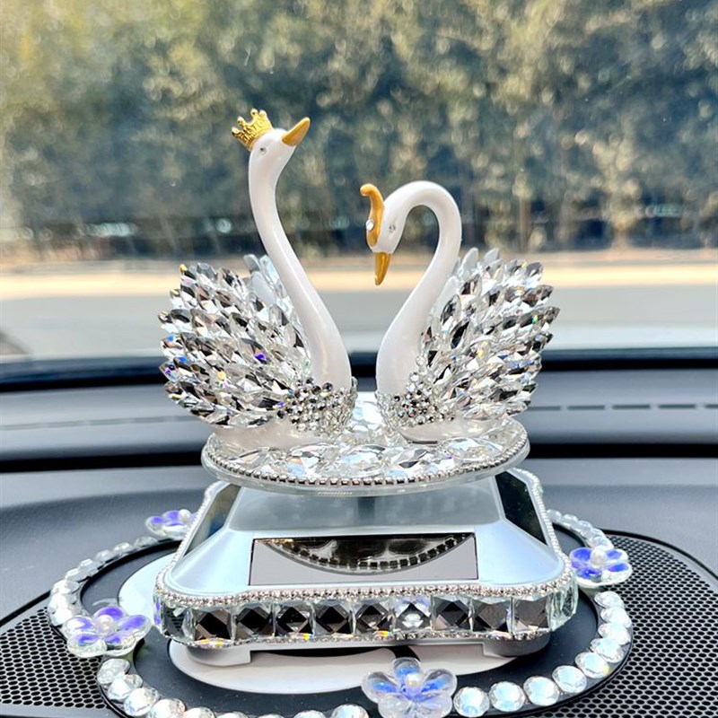 汽车摆件女高档可旋转镶水晶钻车C内饰天鹅太阳能汽车摆件韩女神