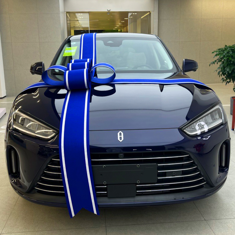 交车蝴蝶结电动汽车展厅AITO华为赛里斯提新车交付仪式装饰大红花