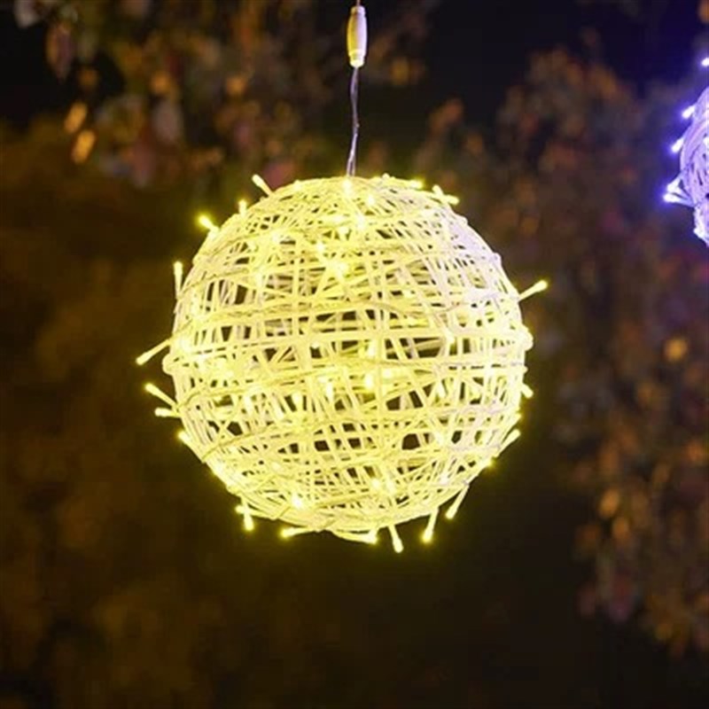 挂树上的彩灯红灯笼挂树r圆球灯景观灯树灯商场道路亮化装饰气氛