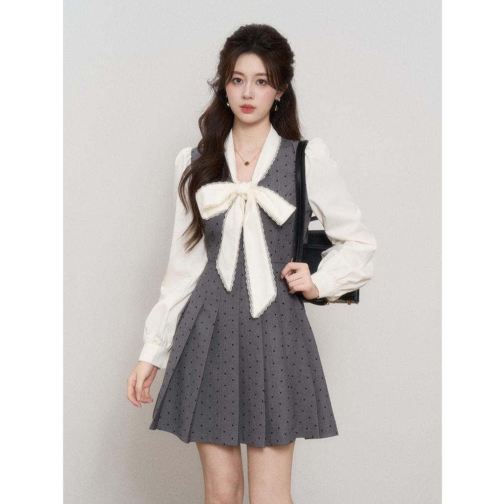 大码女装法式初恋灰色v领连衣裙收腰学院风百褶裙子