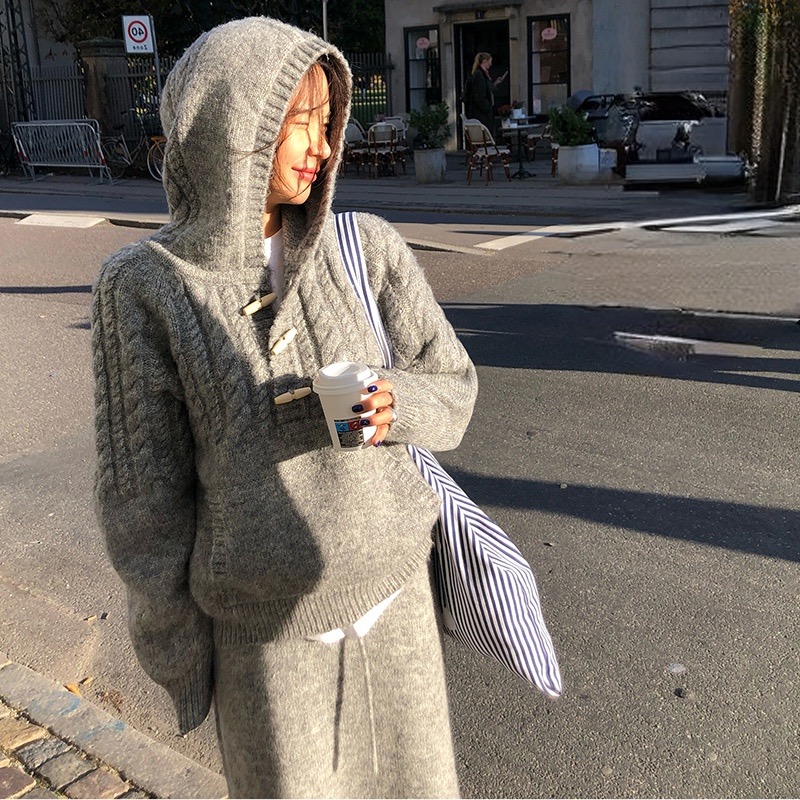 绯闻女孩灰色慵懒风学院羊角扣套头连帽毛衣套装女