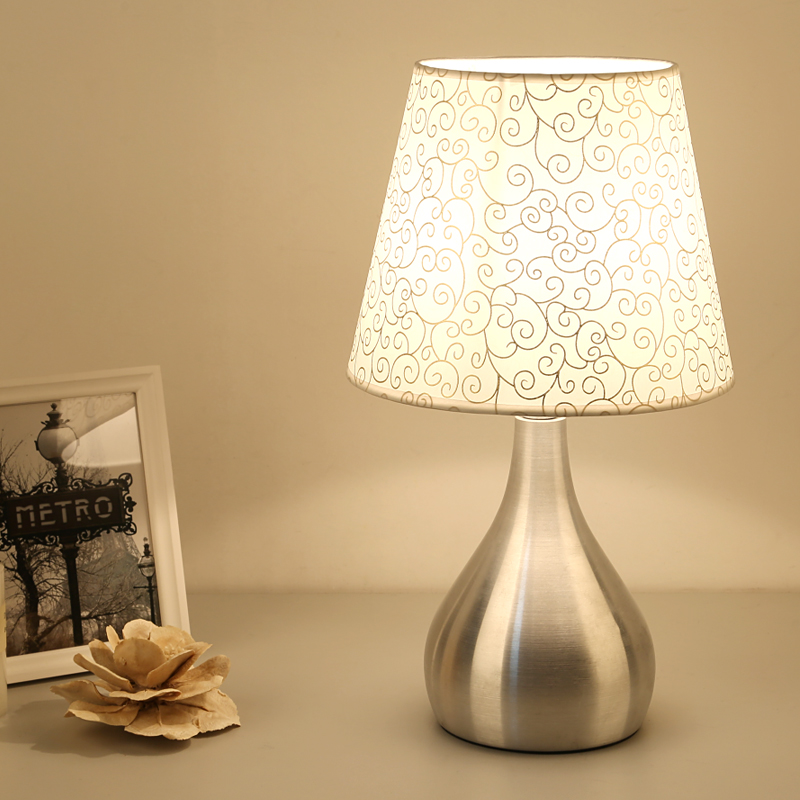 简约现代台灯北欧卧室床头灯创意浪漫H温馨可调光喂奶家用书房台