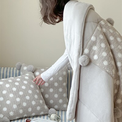 加厚牛奶绒抱枕被子两o用办公室午睡毯学生宿舍盖被汽车载靠垫加