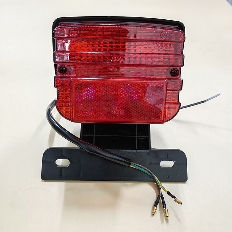 适用男装车飞鹰鹰仔WIN100摩托车刹车灯后尾灯转向灯含灯泡配套