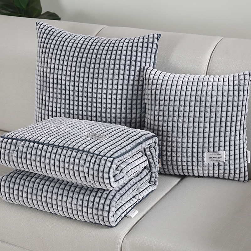 加厚保暖牛奶f绒抱枕被子两用办公室午睡沙发靠枕汽车靠垫二合一