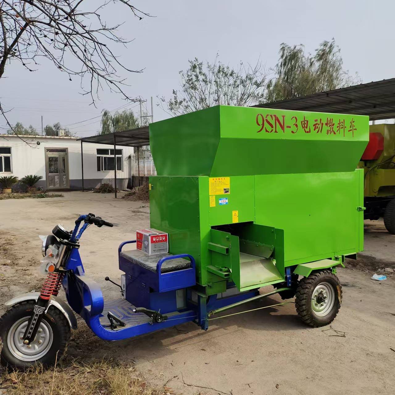牛羊养殖电动撒料车车载式饲草投喂车小型电动三轮撒料车
