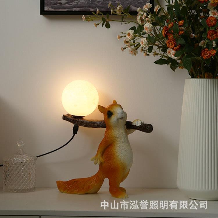跨境创意装饰树脂松鼠台灯儿童房床头卡通灯网红摆件北欧现代台灯
