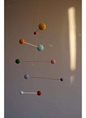 俄罗斯动态平衡吊饰多巴胺彩色球挂饰无声风铃儿童房木质挂件礼物