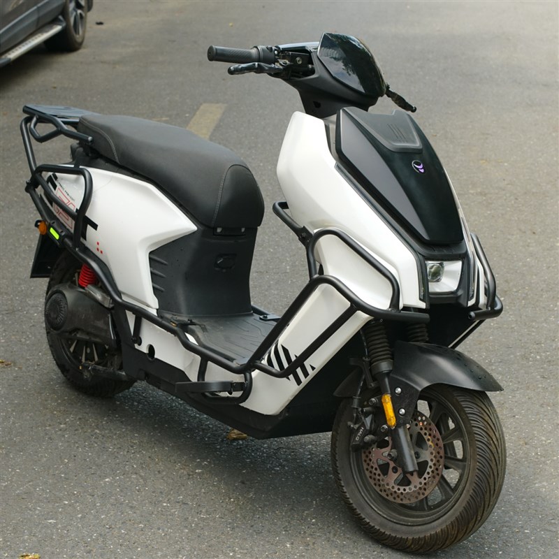 适用深远E4/小刀风暴/哈铃AE9/爱玛赤焰护杠电动车保险杠尾架改装