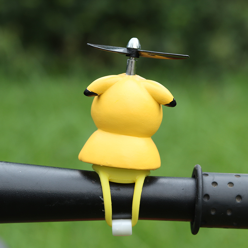 小猪电动自行车摆件可爱竹蜻蜓摩托车装饰公仔车载电瓶车网红饰品