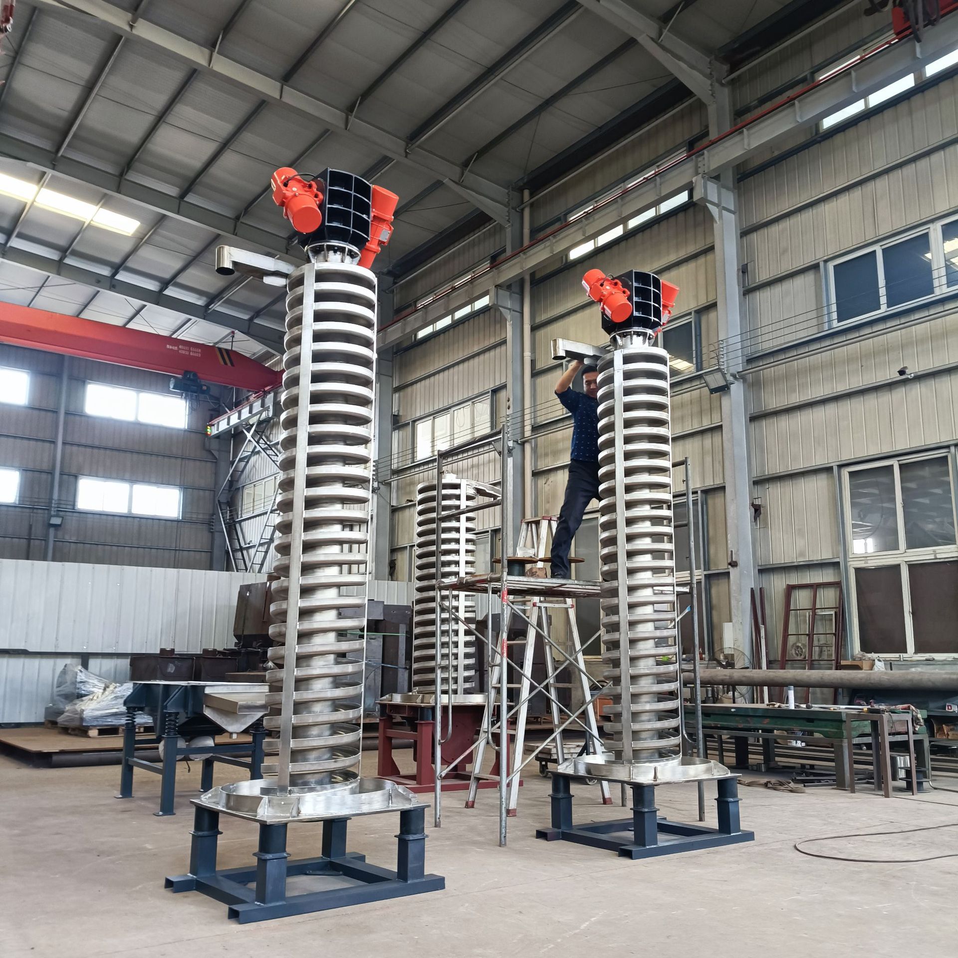 晟图机械振动垂直提升机 可控温度 可设烘干系统 产能高占地小