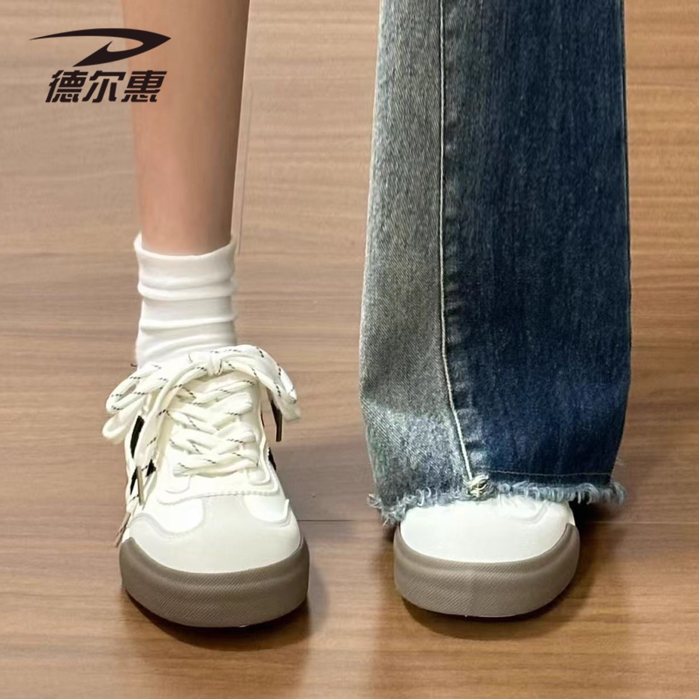 德尔惠2025新款透气运动板鞋