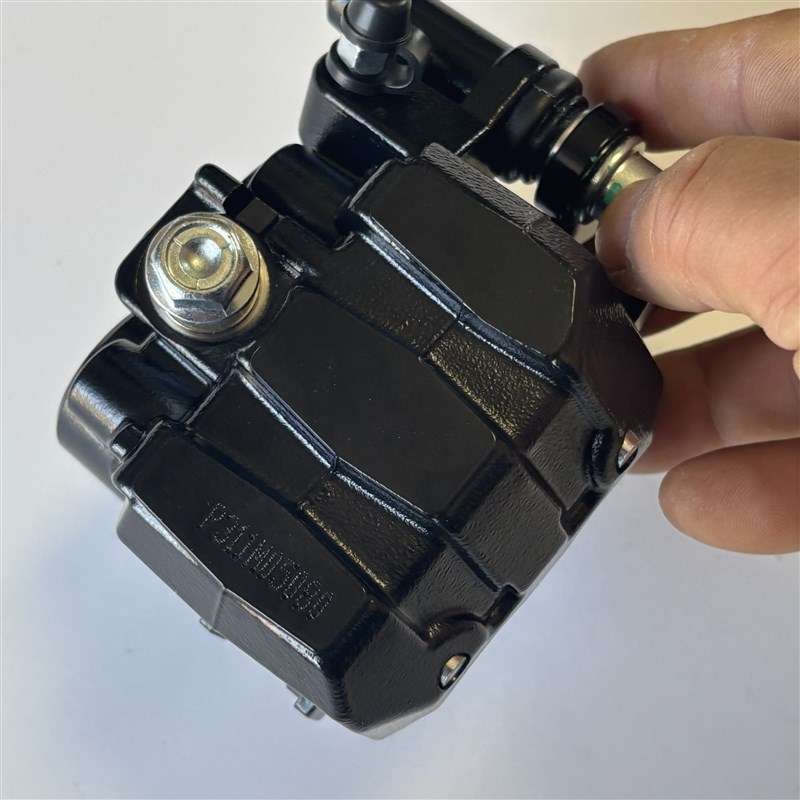 适用铃木UY/UE/UU125T乐至110前刹车下泵升级改装双活塞卡钳航特