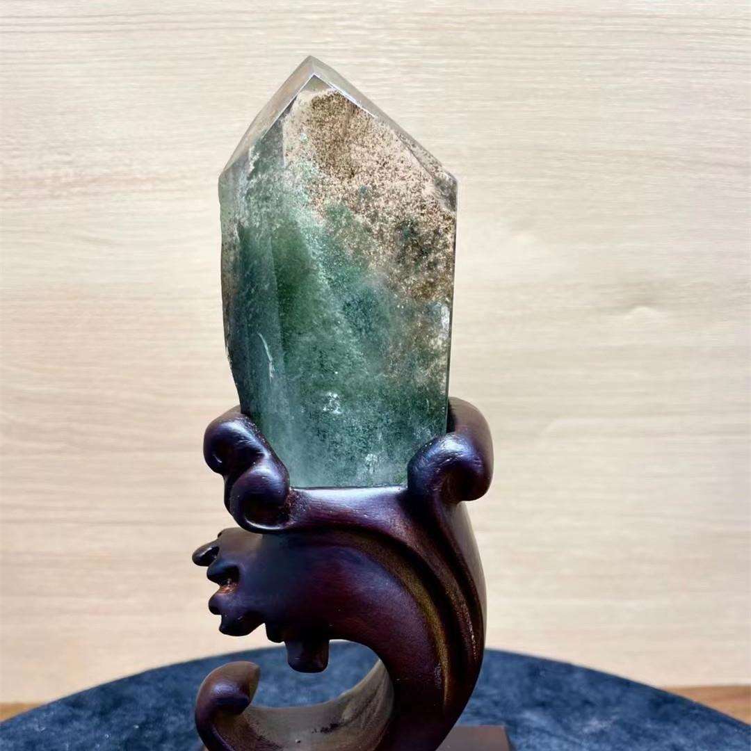 天然水晶绿幽灵景石千层山聚宝幽灵金字塔原石 彩幽灵观赏石摆件
