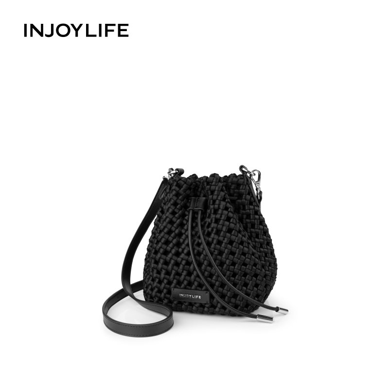 INJOYLIFE2021新款秋冬编织水桶包女小众设计斜挎小X包休闲亲子包
