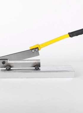 China Cut pork ribs and pig trotters with a guillotine