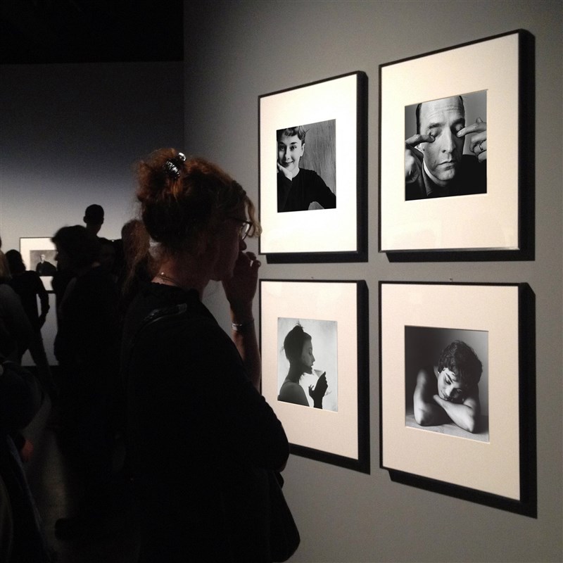 现代简约时尚摄影人物艺术黑白装饰画金属细框卧室客厅餐厅挂画