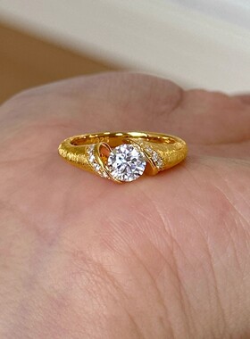 金色拉丝悬浮闪钻戒指女款设计感