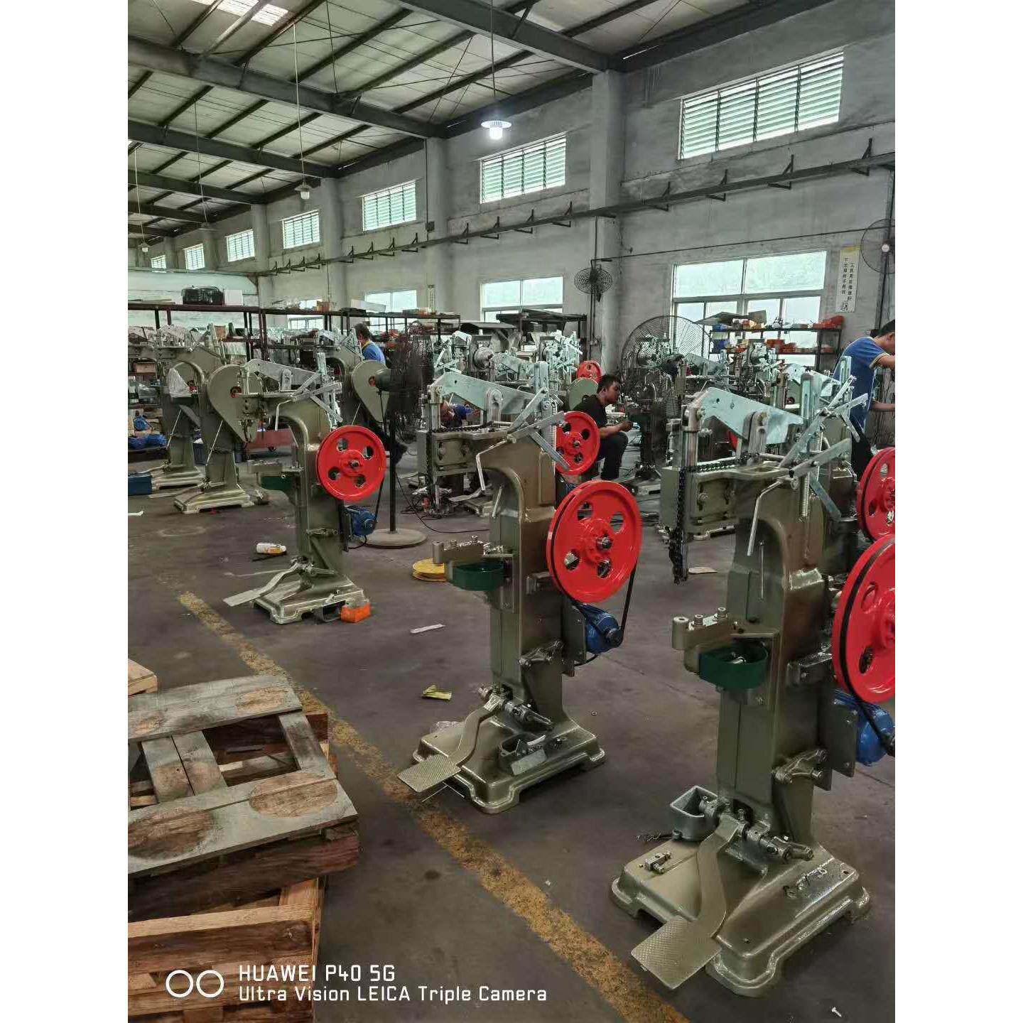 现货自动送垫铆片钉机专业全动防护铆头盔钉CD-J10E机专利自产品