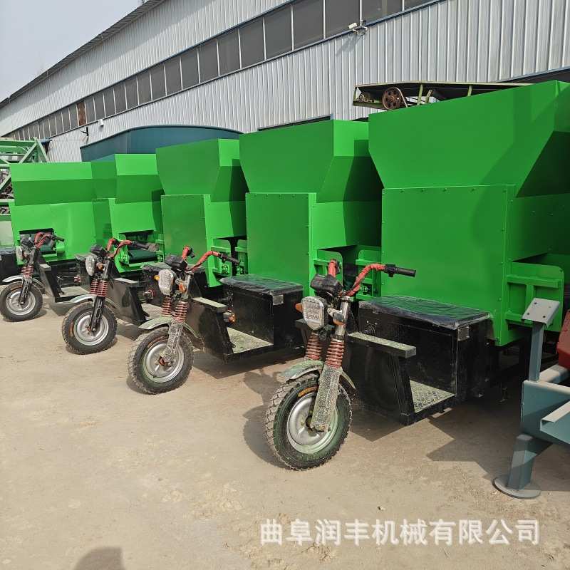 牛羊养殖饲草喂料机72V6块电池电动撒料车转弯灵活牛场投草车图片
