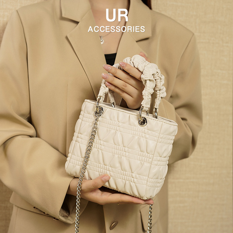 UR女包褶皱手提包包2023新款小众单肩斜挎云朵R包质感链条水桶包