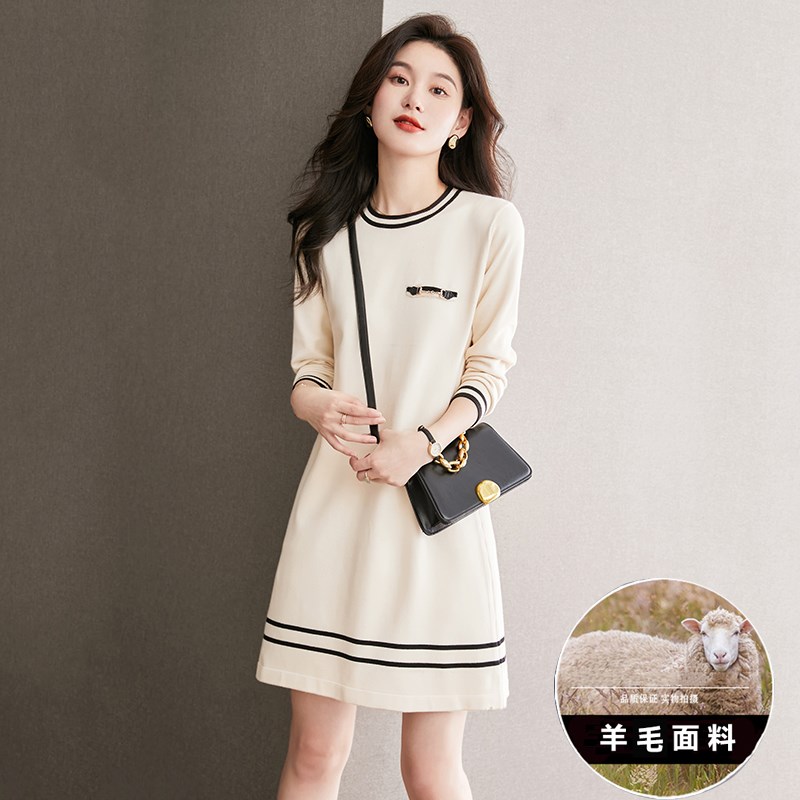 中长款毛衣女秋冬2024年新款圆领配大衣的软糯羊毛针织内搭连衣裙图片