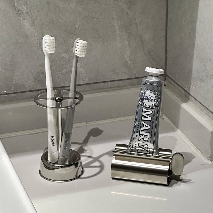 日式简约牙刷置物架创意不锈钢浴室卫生间台面收纳挤牙膏挤压神器