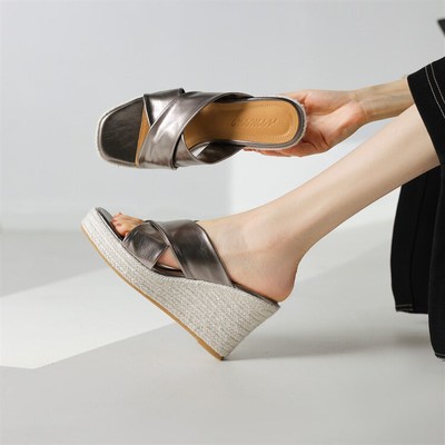 西喜手工女鞋~8.5cm新款厚底草编坡跟拖鞋女夏季外穿交叉带凉拖潮