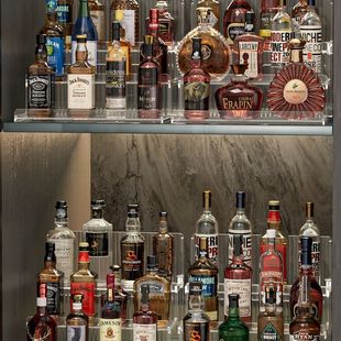 酒架子展示架阶梯式酒柜多层置物架亚克力桌面吧台迷你洋酒收纳盒