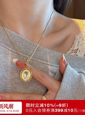 戴珍珠耳环的少女中古项链小众高级浮雕可转动双面贝母金币毛衣链
