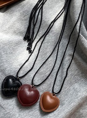 时尚网红皮质爱心吊坠项链女2024新款锁骨链气质高级感颈链卫衣链