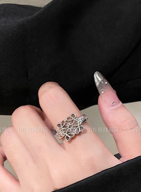 不寻常~罗家镂空方形镶钻戒指女小众设计独特情侣对戒2023新指环