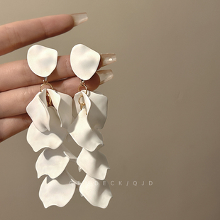 白色花瓣耳饰2024新款 轻奢夏天超仙长流苏高级感夸张耳环饰品 爆款