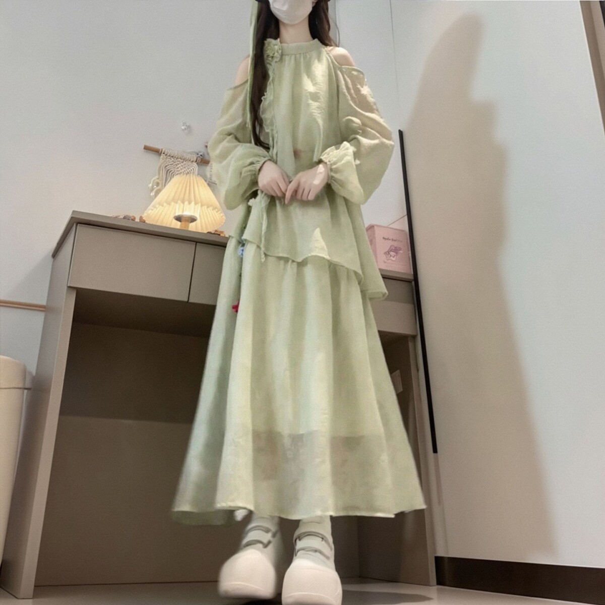 法式绝美露肩挂脖连衣裙