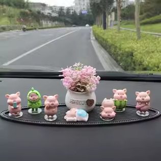 新款网红汽车摆件小猪中控台装饰创意高档可爱车内饰品车载车用品