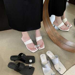 2024夏季新款方头中跟夹脚拖鞋水钻套趾凉鞋女夏季细跟高跟鞋凉拖